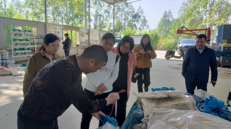 廣西家禽業(yè)協(xié)會韋鳳英會長在廣西助農(nóng)公司生態(tài)循環(huán)養(yǎng)殖基地發(fā)酵飼料生產(chǎn)區(qū)調(diào)研2.png
